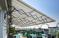 Textile Terrassendächer mit Scherenarmen als Allwettermarkisen